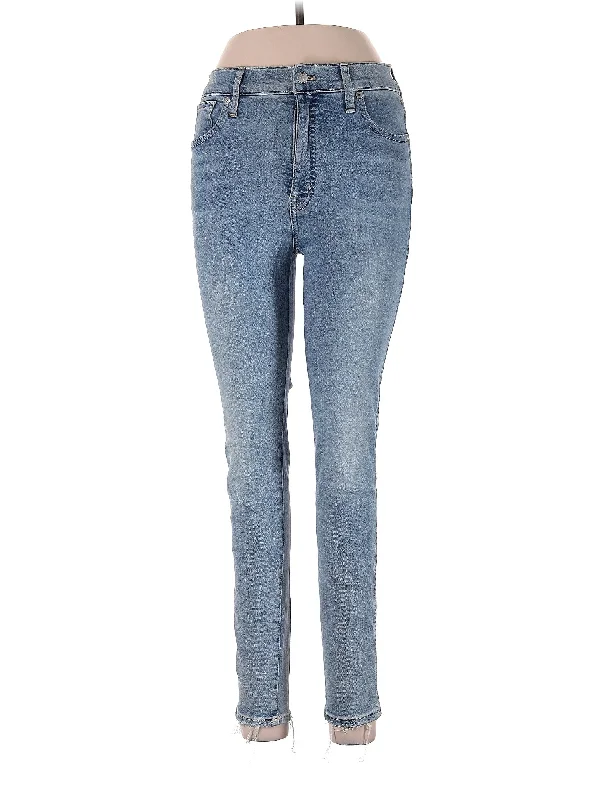 Flare Jeans for Retro Vibe -Mid-Rise Skinny Jeans in Light Wash